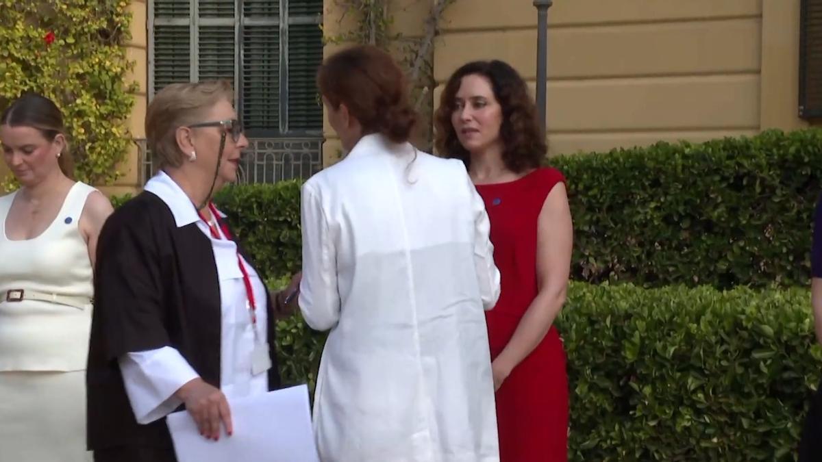 «¿Vas a saludar a una asesina?»: el encontronazo entre Ayuso y la ministra Mónica García