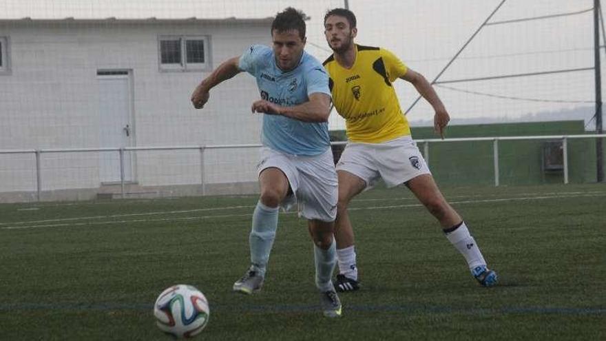 Un futbolista del Beluso persigue un balón ante un rival. // S. Álvarez