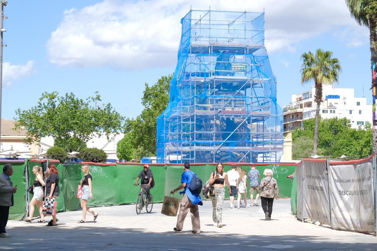 Imagen de la escultura de Jaume I de la plaza de España de Palma cubierta por un gran andamio
