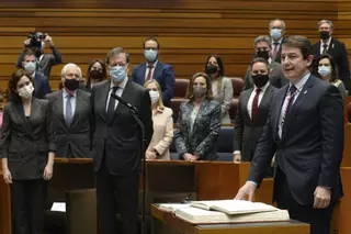 "Socialismo free": Ayuso y el saludo de Gamarra y Abascal en la 'coronación' de Mañueco