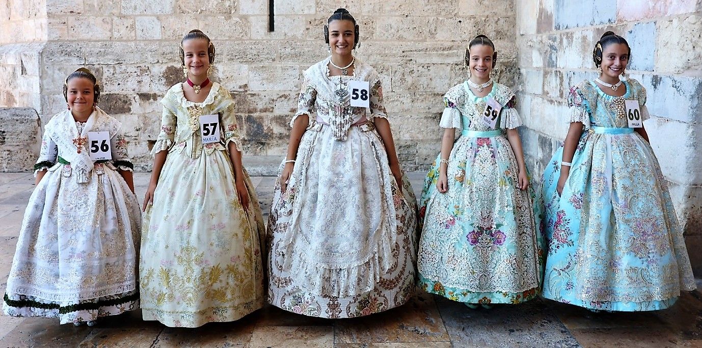 La "passejà" de las candidatas a Fallera Mayor Infantil de València