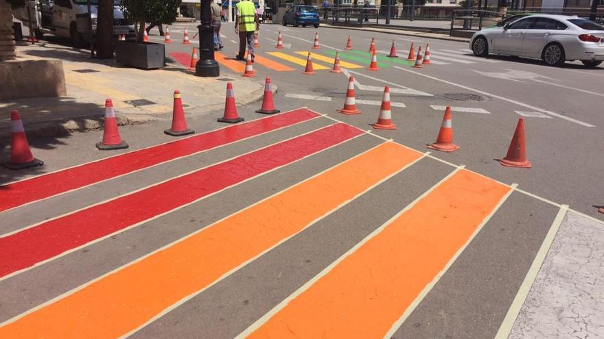 Totana pinta pasos de peatones con la bandera LGTBI