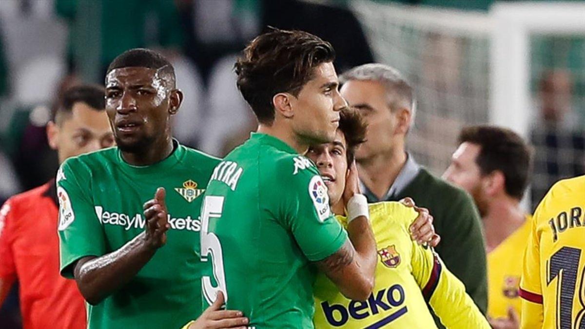 Bartra se abrazó con Riqui Puig al término del Betis - Barça