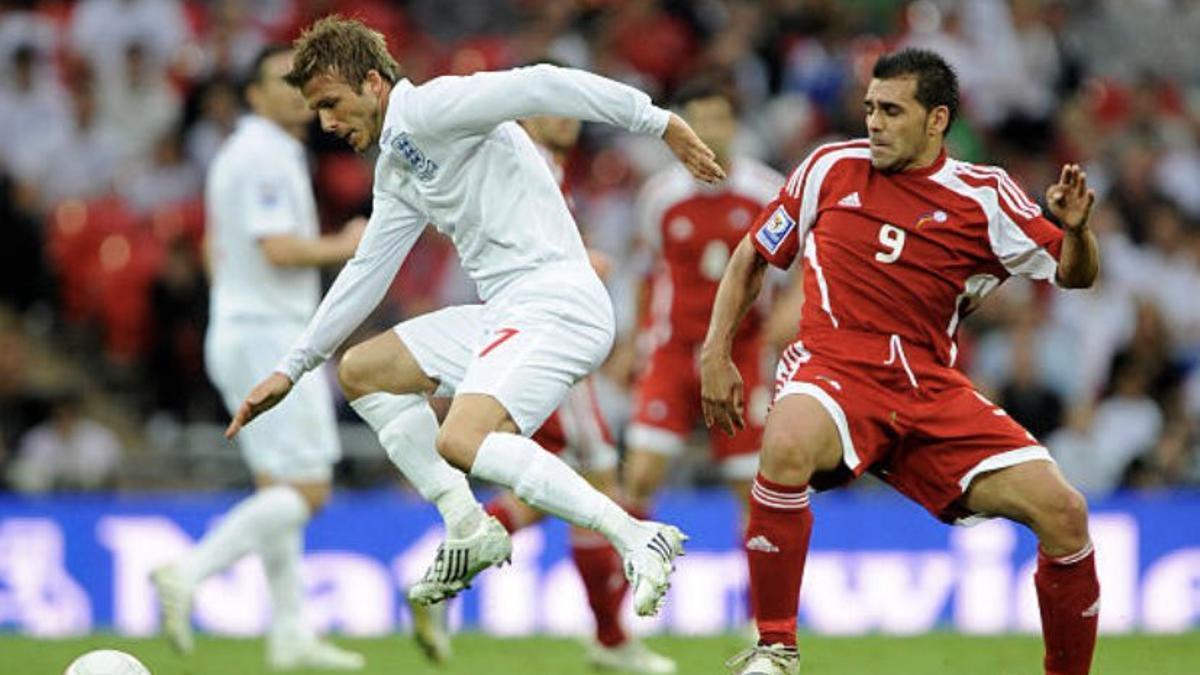Fernando Silva -derecha-, en un lance contra David Beckham en un duelo entre Inglaterra y Andorra.
