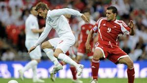 Fernando Silva -derecha-, en un lance contra David Beckham en un duelo entre Inglaterra y Andorra.