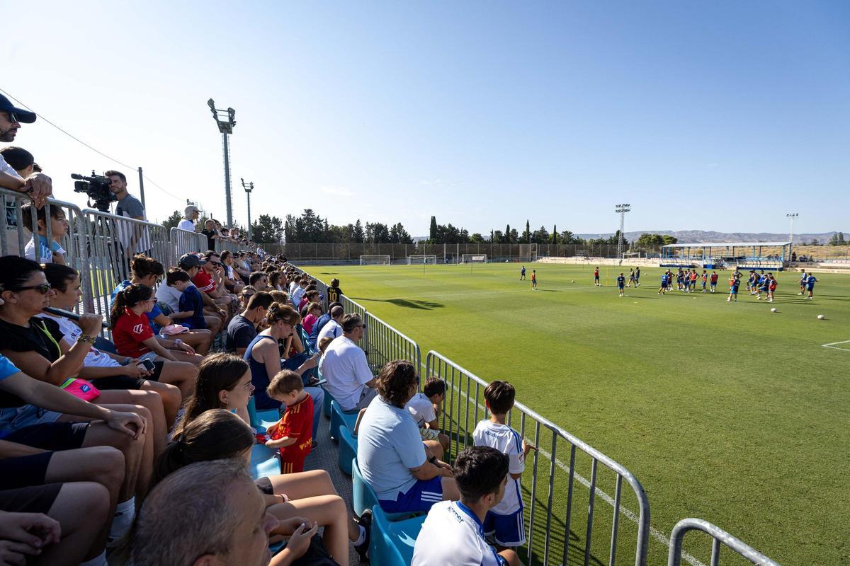 La afición abraza al Real Zaragoza en el entrenamiento de puertas abiertas en la Ciudad Deportiva La afición abraza al Real Zaragoza en el entrenamiento de puertas abiertas en la Ciudad Deportiva