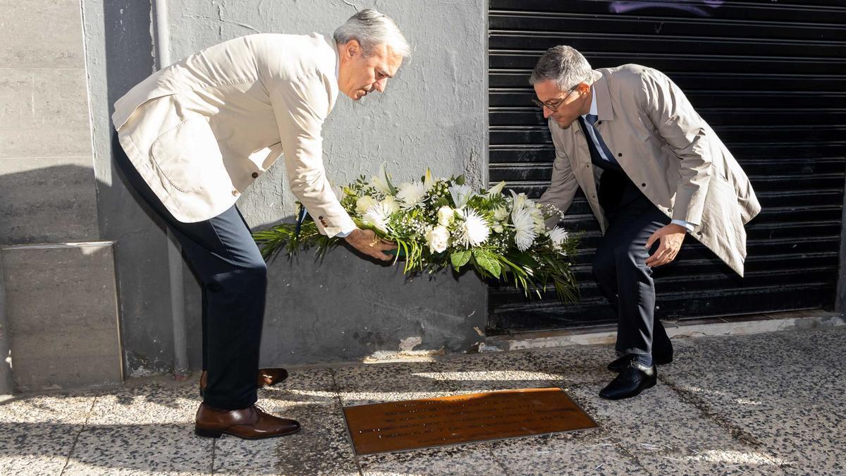 Ofrenda floral del alcalde Azcón frente a la placa en recuerdo al cónsul francés asesinado.