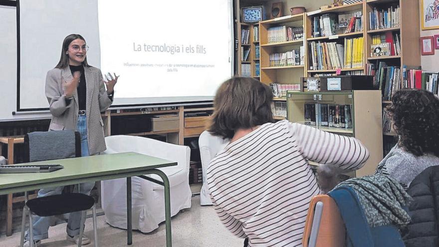 Maria Victòria Copoví impartiendo una charla a un grupo de padres sobre el uso de las tecnologías. | UIB