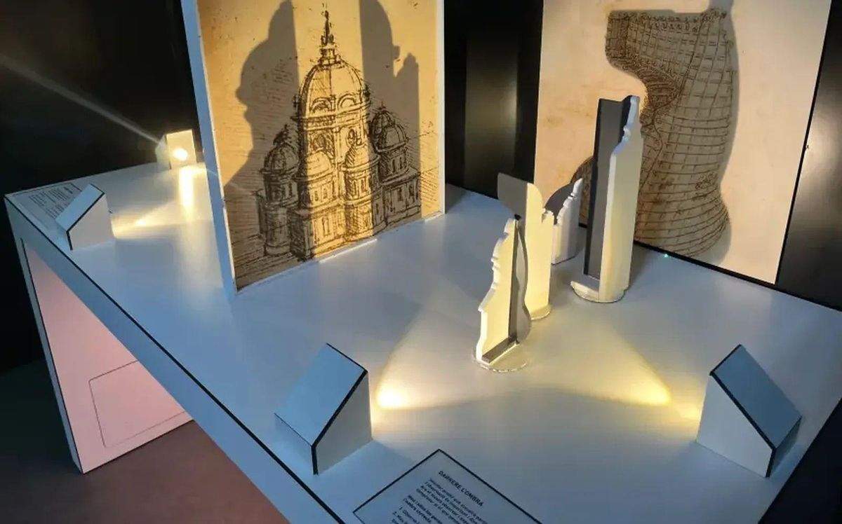 Esta propuesta combina el espectáculo audiovisual con la exhibición de maquetas y otros juegos visuales.