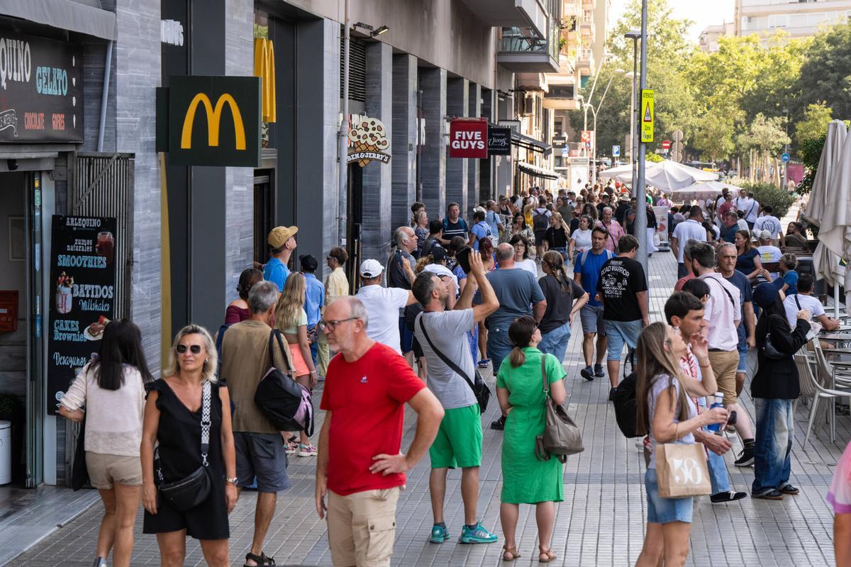 Turistas en el Eixample el pasado verano.