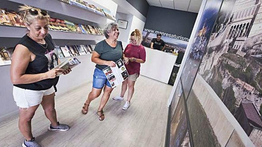 Visitants a l&#039;interior de l&#039;Oficina de Turisme de Manresa, que és a la plaça Major des del 2014, aquesta setmana