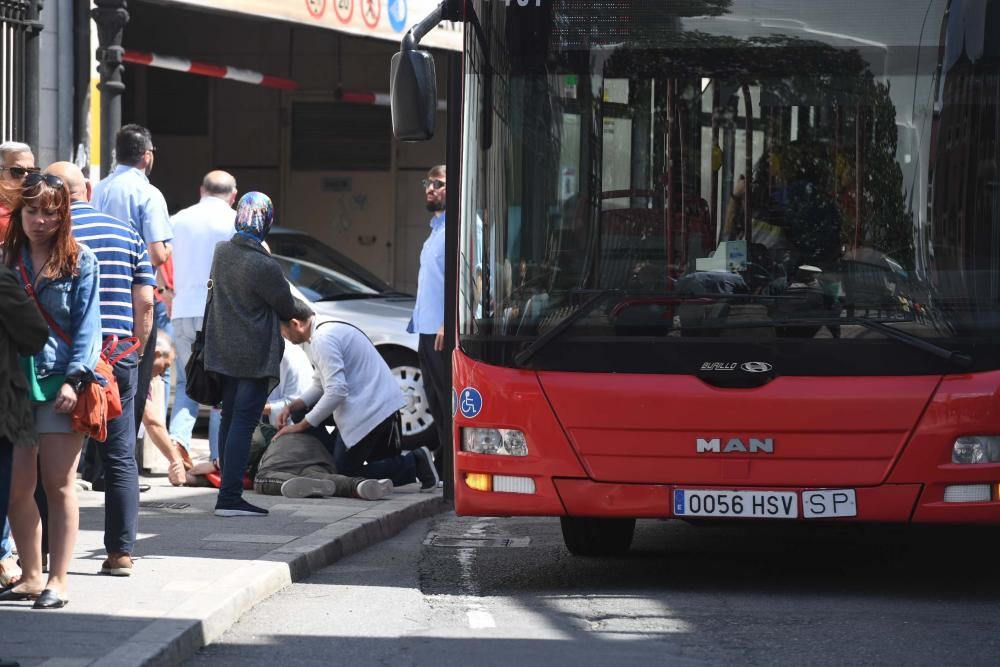 Un bus atropella a un menor en calle Panaderas