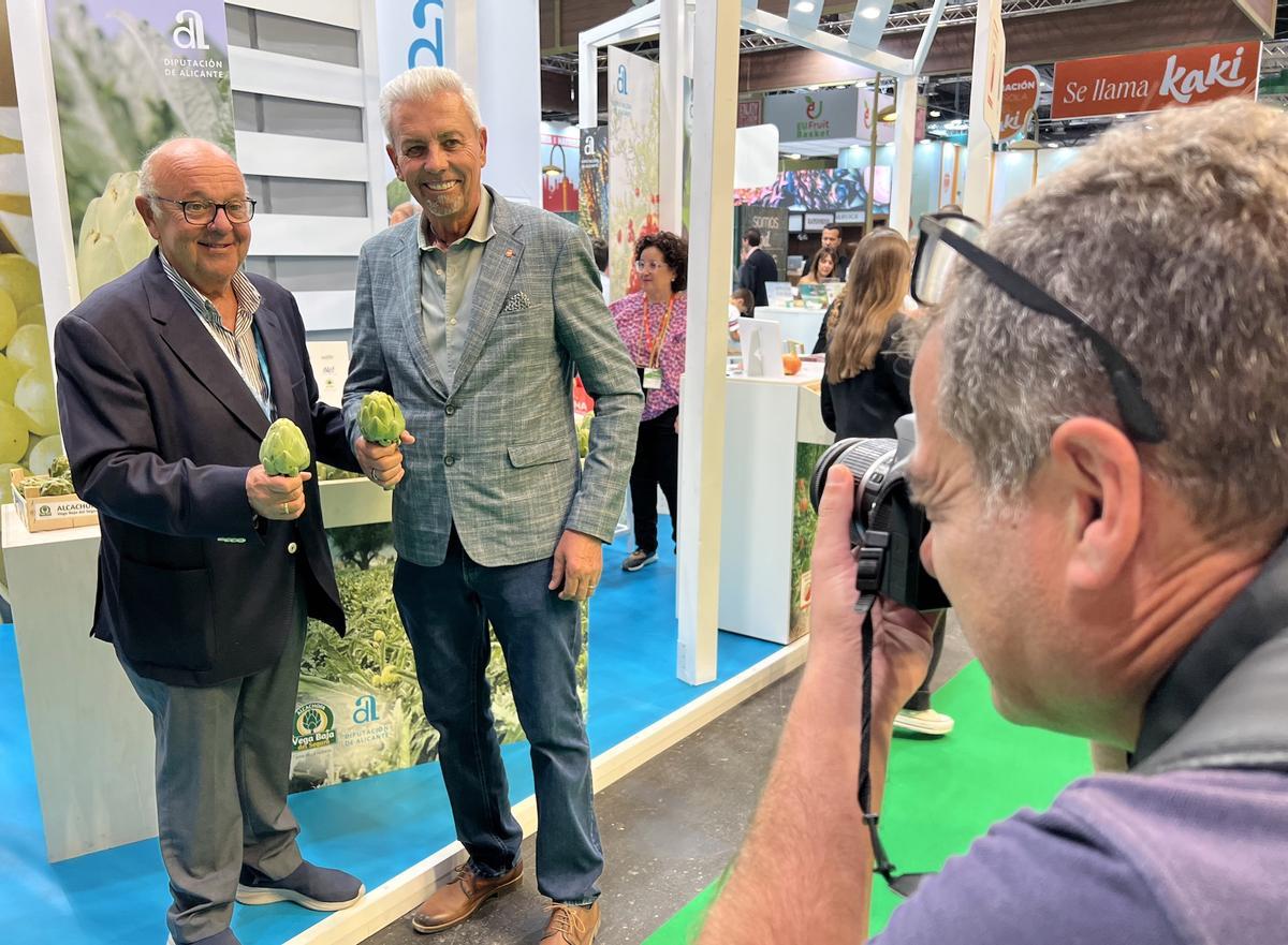 Antonio Angel y Antonio Galindo en una feria de promoción de uno de los productos estrella de la huerta de la Vega Baja: la alcachofa