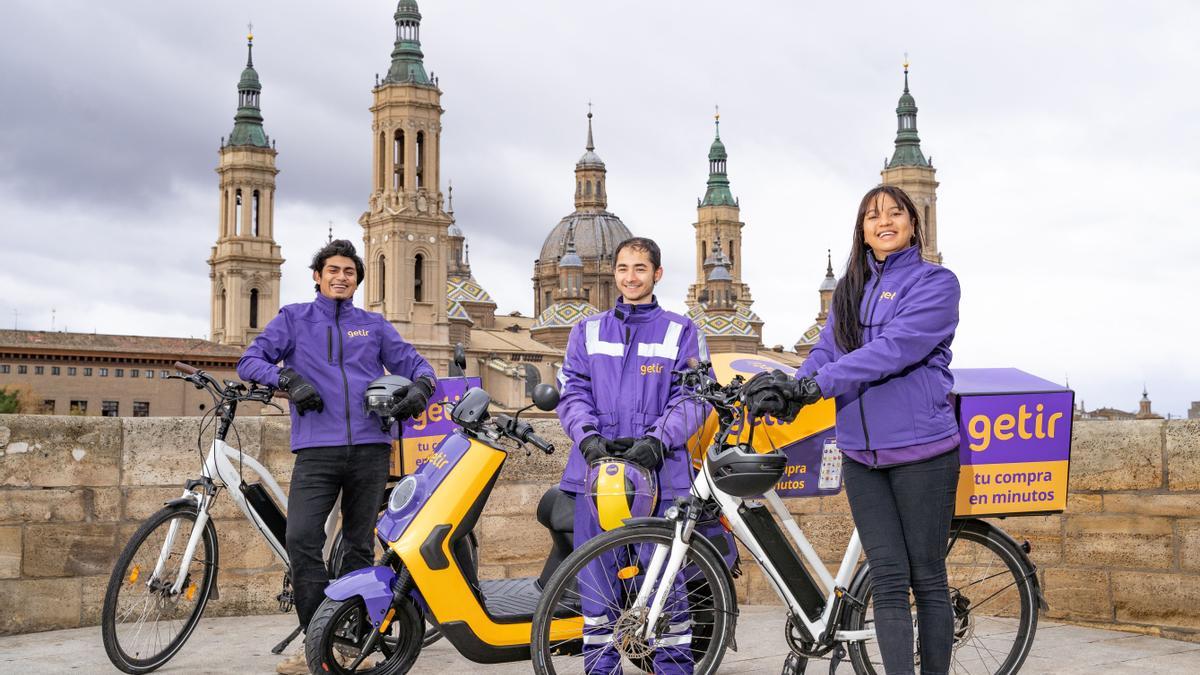 Unos repartidores de Getir, centrada en llevar a casa la compra del súper.