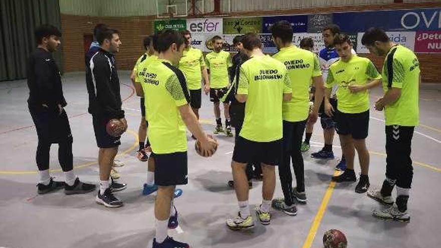 Los jugadores del Unión Financiera, durante un entrenamiento de esta semana en el pabellón de Vallobín.