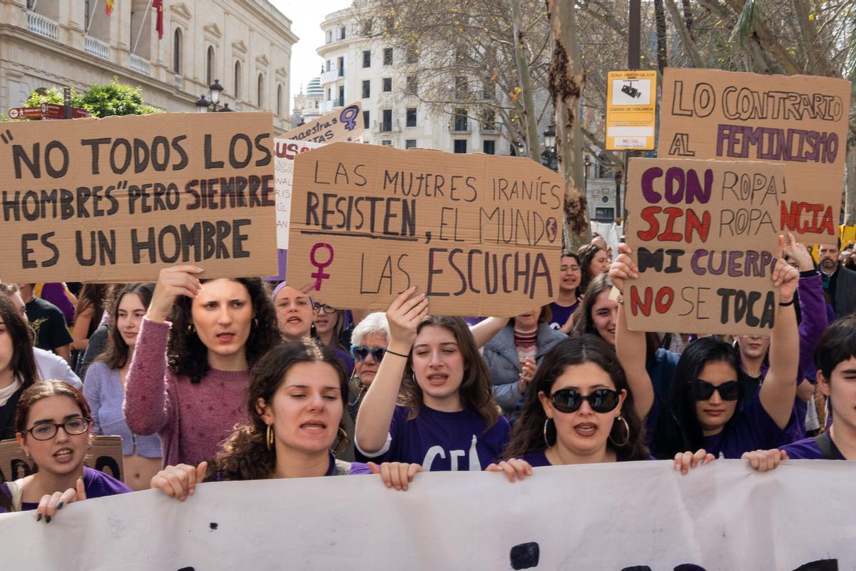 Una de las manifestaciones del 8M de  este domingo en Sevilla.