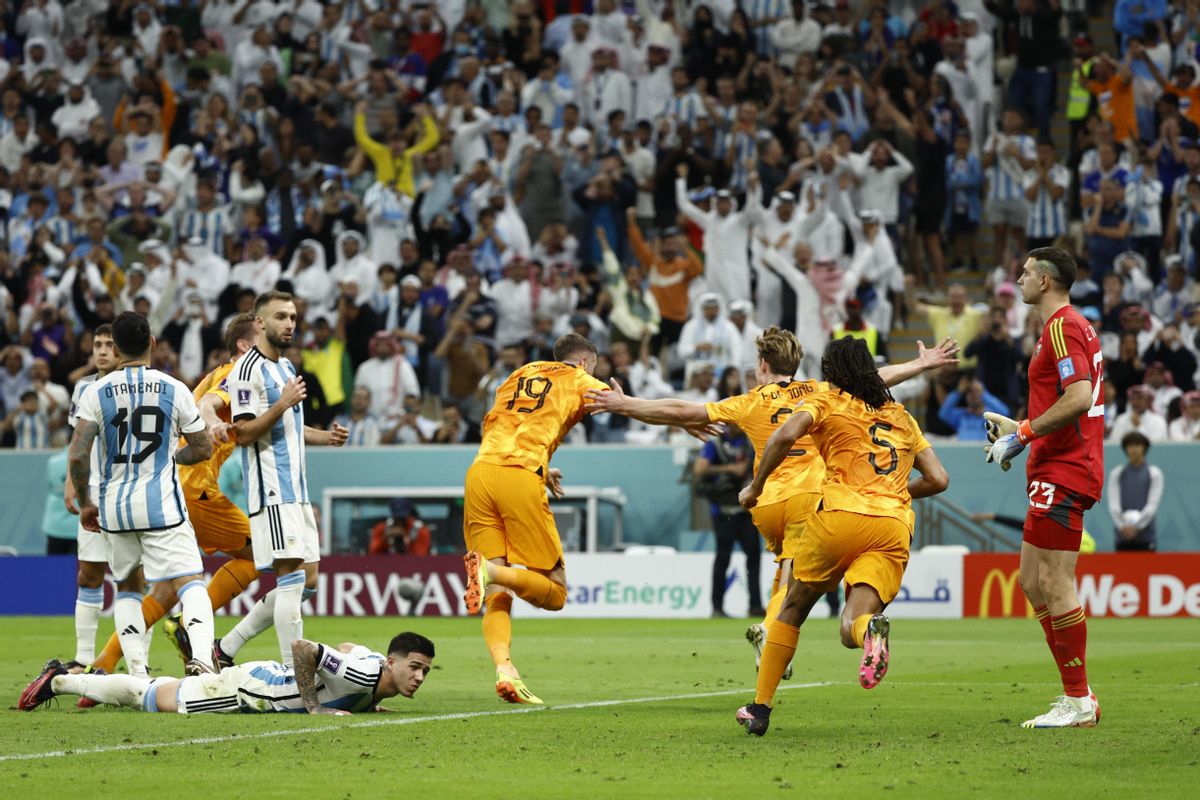 GR5517. LUSAIL (CATAR), 09/12/2022.- Jugadores de Países Bajos celebran un gol hoy, en un partido de los cuartos de final del Mundial de Fútbol Qatar 2022 entre Países Bajos y Argentina  en el estadio de Lusail (Catar). EFE/ Rodrigo Jiménez