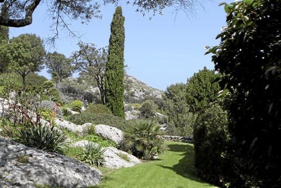 In Ariant blühen die mediterranen Pflanzen um die Wette. In dem von Heidi Gildemeister entworfenen Garten wird vieles den Launen der Natur und dem Zufall überlassen. Aber nicht alles.