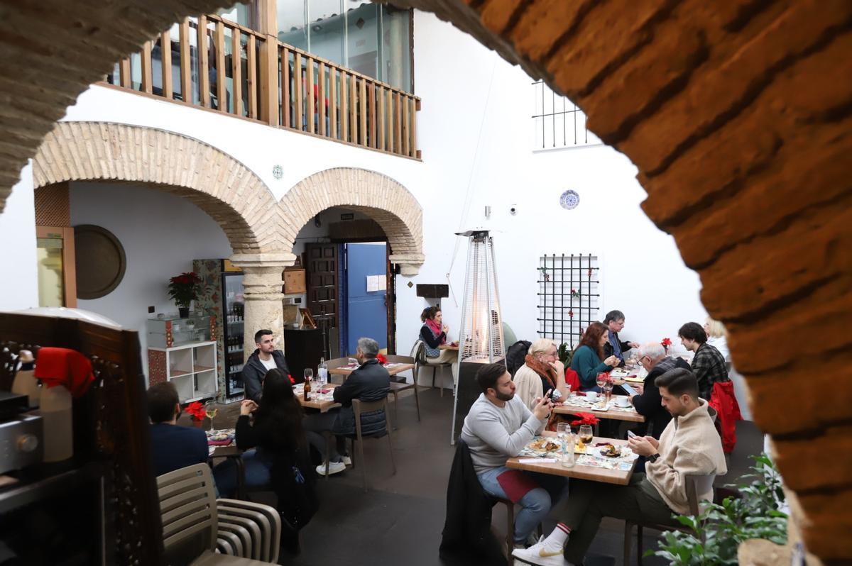 Comensales en Casa Mazal en estos días de puente.