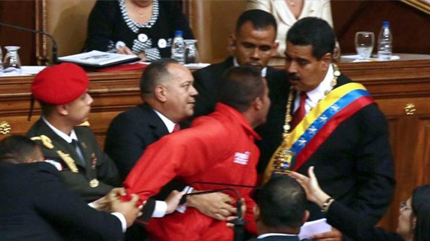 Un intruso en la tribuna de Maduro