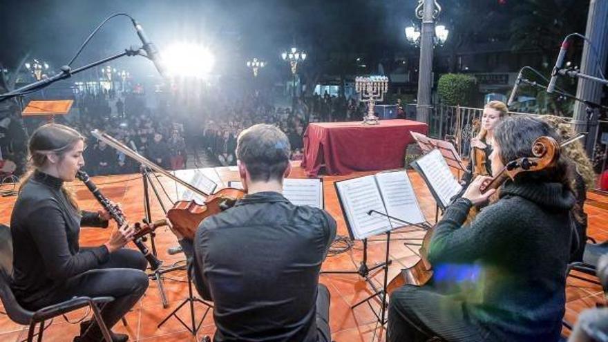 La Fiesta de la Luminaria  incluye la actuación de grupos musicales y una fiesta gastronómica.