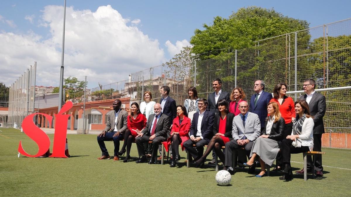 Pedro Sánchez posa para los medios junto a parte de su nuevo equipo de gobierno, en el Parque de Can Buxeres. entre Esplugues y L'Hospitalet, este domingo.