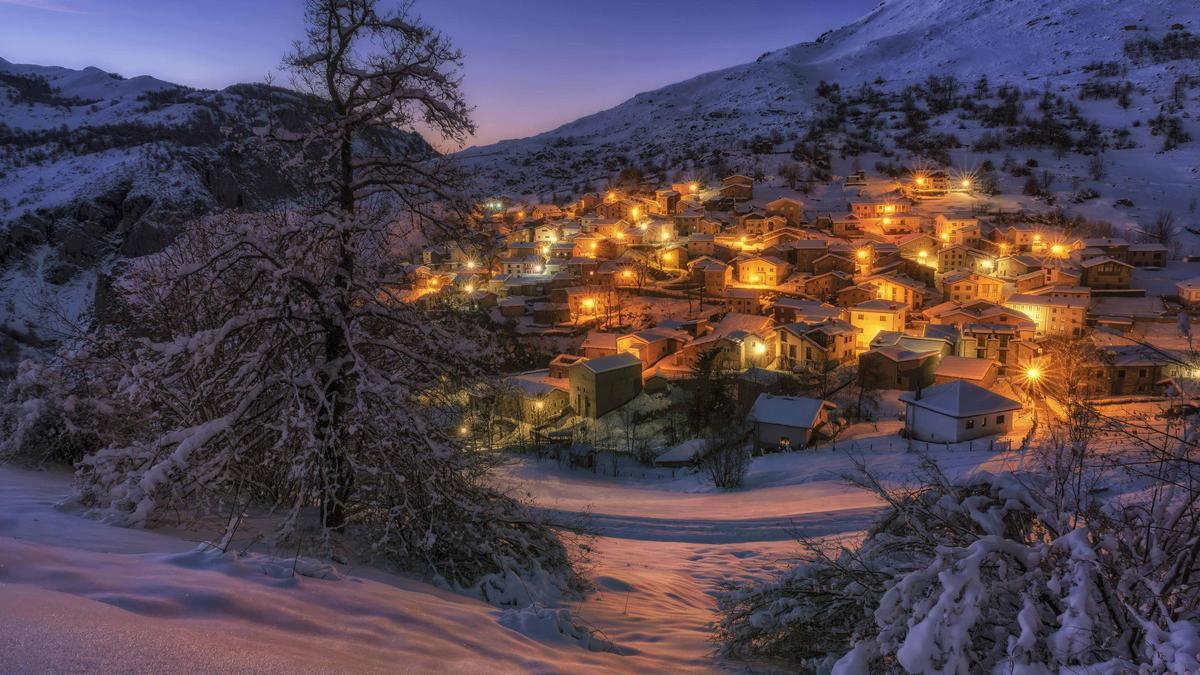 Anochecer de cuento de Navidad en Sotres.