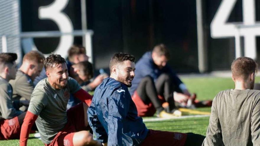 Mouriño y Álex Fernández durante un entrenamiento de la semana pasada en Cerponzóns. // Rafa Vázquez