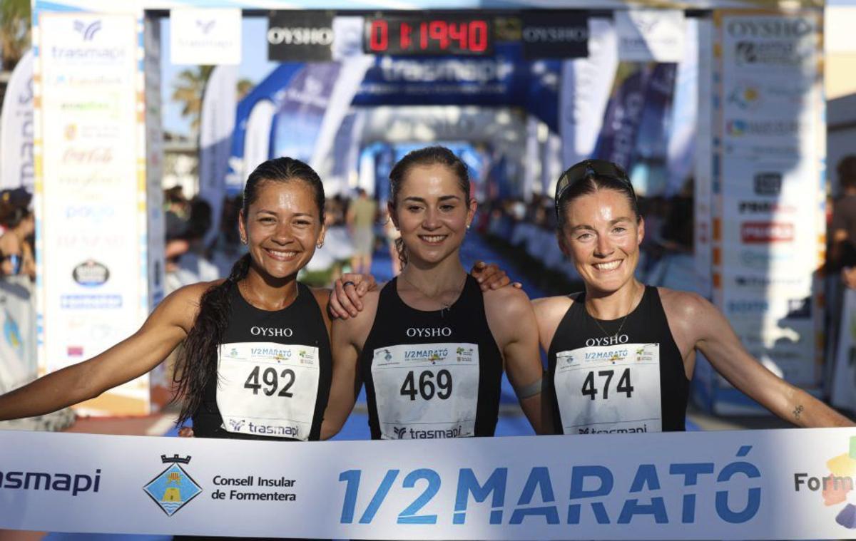 El Club Oysho hizo pleno en el podio de la Mitja Marató. | TONI ESCOBAR