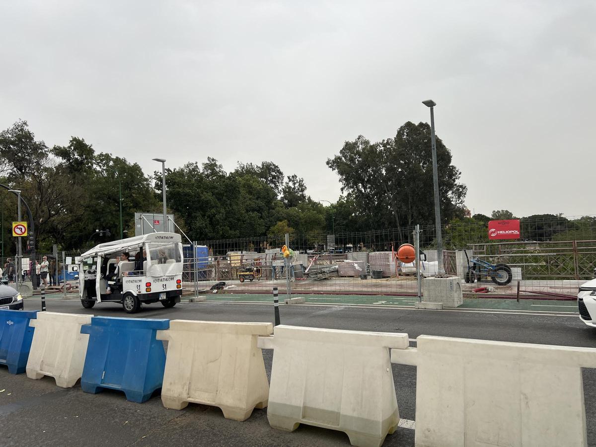 Obras de instalación de toldos en el Puente de San Telmo