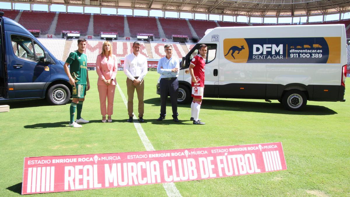 La empresa murciana de alquiler de vehículos acompañará en el pantalón de la equipación oficial de juego del primer equipo del Real Murcia