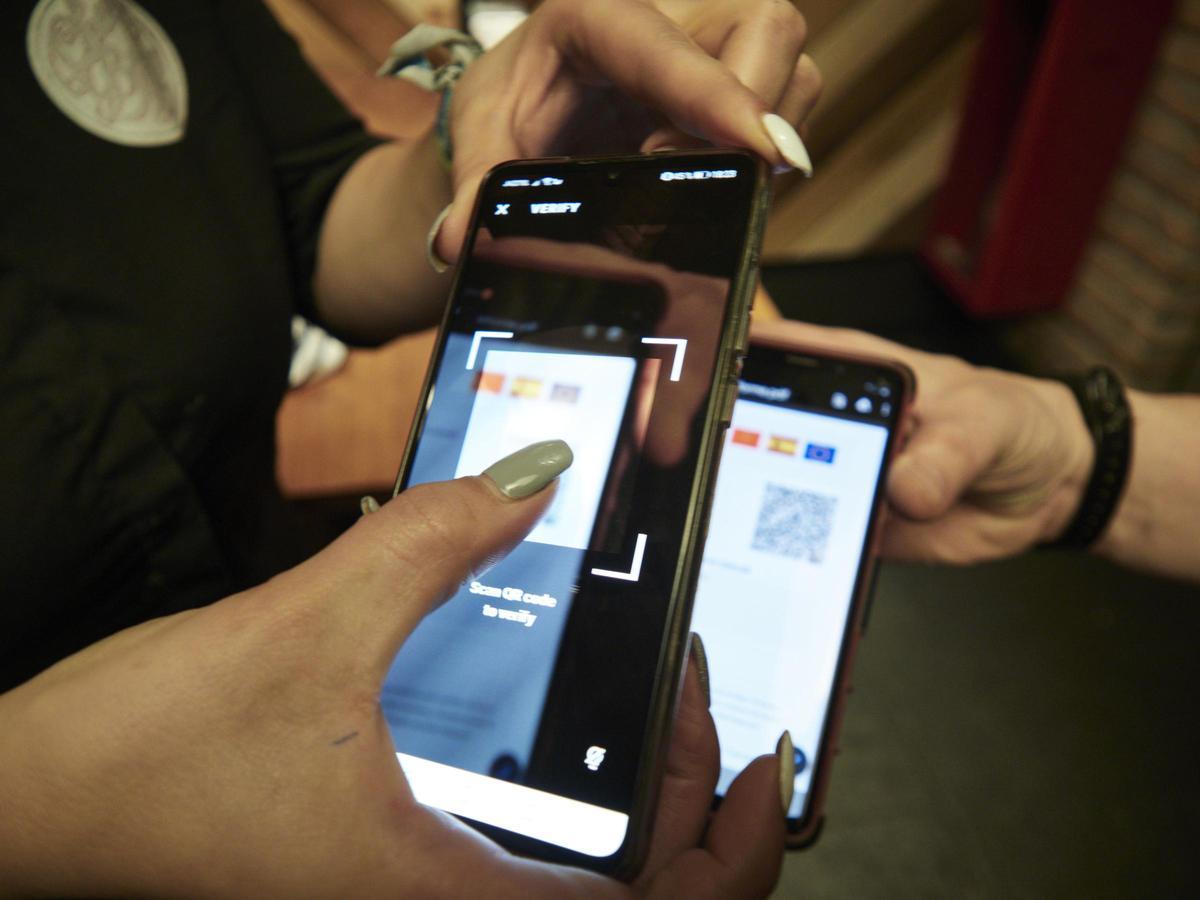 Lectura de un pasaporte covid descargado en el móvil.