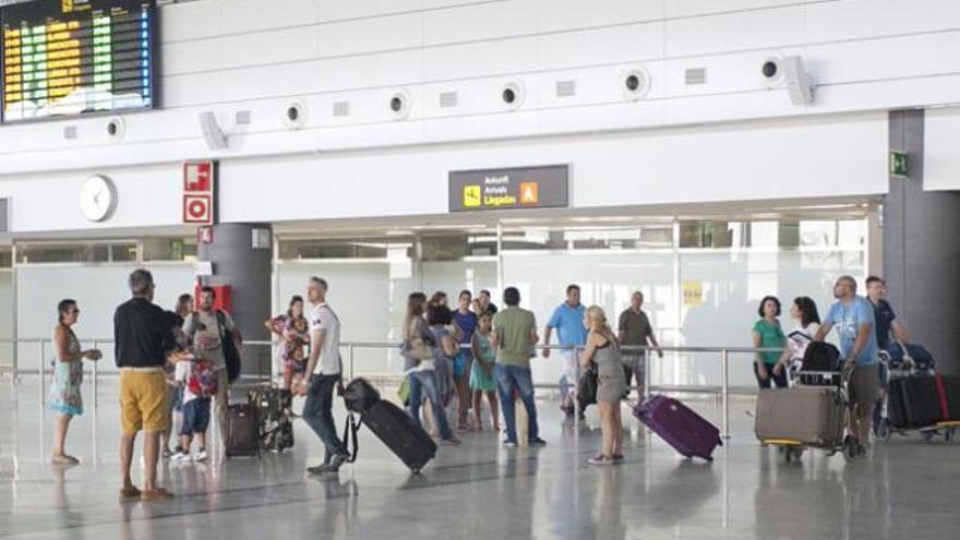 Un grupo de turistas a su llegada a la terminal de pasajeros del Aeropuerto de Fuerteventura, ayer. | fuselli