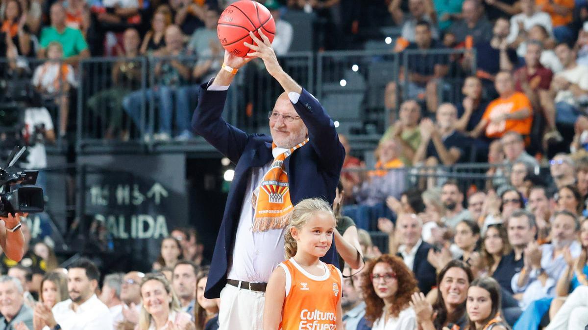 Juan Roig, presidente de Mercadona, en el primer partido del Valencia Basket en Euroliga en el Roig Arena.