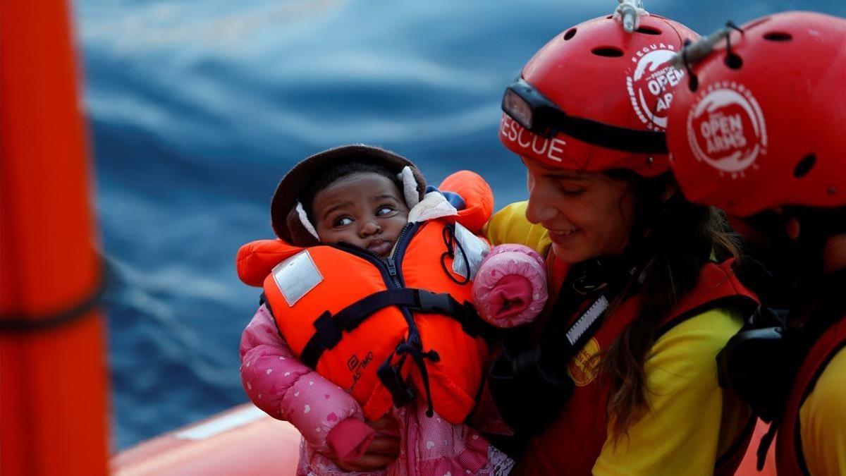 Un bebé rescatado en el mar por la tripulación del 'Open Arms', en el Mediterráneo central, el 16 de diciembre del 2017.