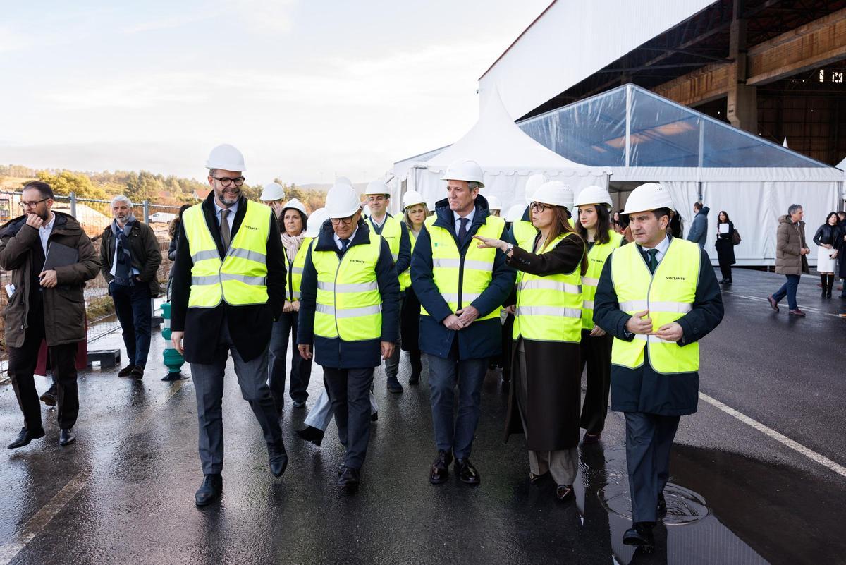 Colocación de la primera piedra de la fábrica de carbón vegetal de Xeal en  Dumbría