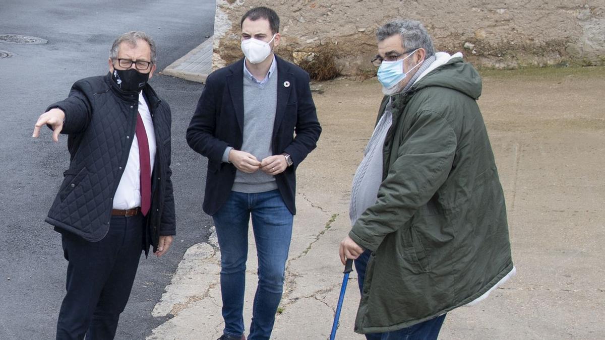 Domínguez, a la derecha, durante una visita reciente del presidente de la Diputación a Vilar de Canes