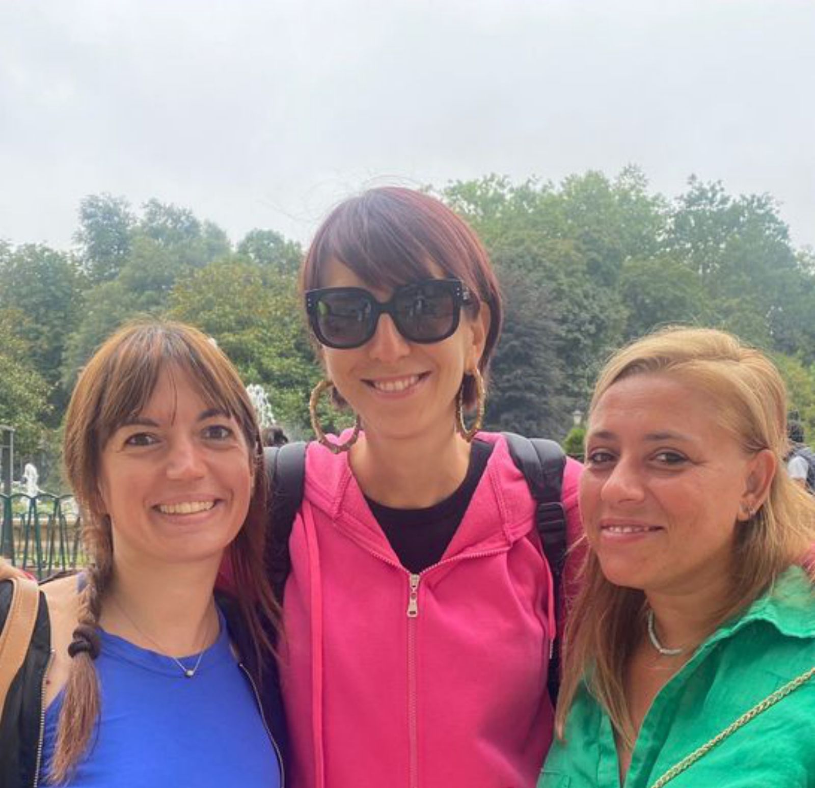 ISOTTA GRIGNANI, CECILIA FERRANTE Y ROBERTA ESPOSTO (MILÁN): «Es muy verde. Sorprende mucho que las montañas estén tan cerca de la costa» 