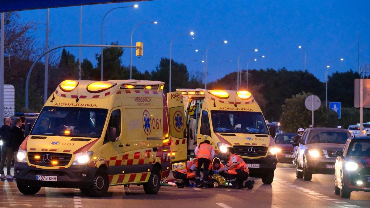 Las tres ambulancias bajo el puente del Molinar de la autopista de Palma, mientras los sanitarios atienden al precipitado