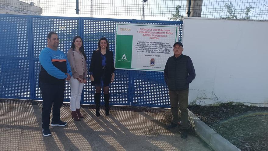 La delegada de Administración Local destaca el apoyo autonómico a la obra de la piscina de Valsequillo