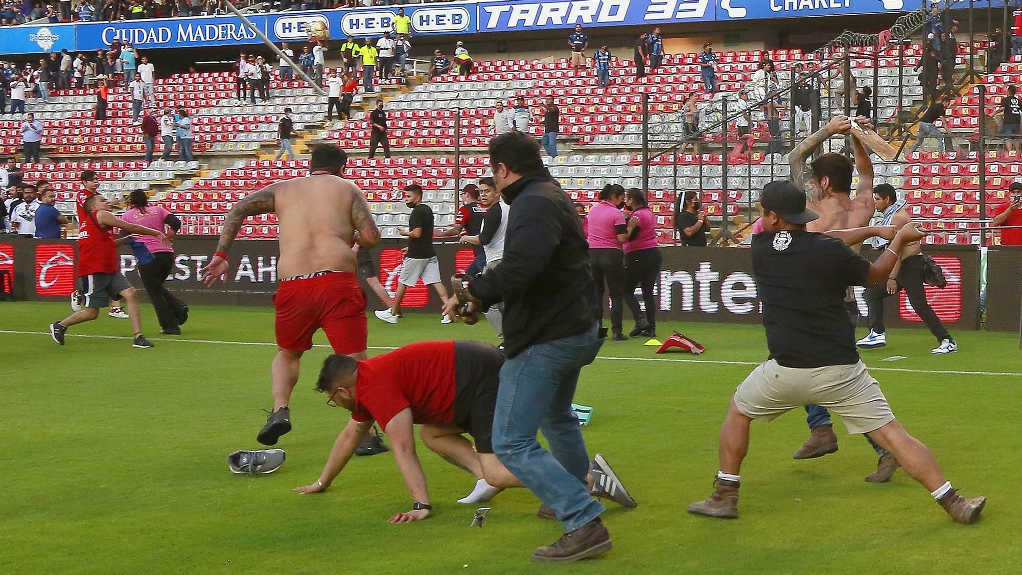 Aficionados de Querétaro y Atlas se enfrentan en una batalla campal en el estadio Corregidora de la ciudad de Querétaro (México).