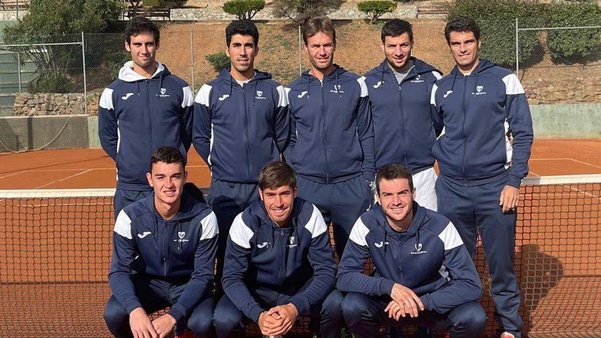 Los jugadores y capitantes del CT Valencia que le han dado al club el título absoluto por equipos de Campeón de España