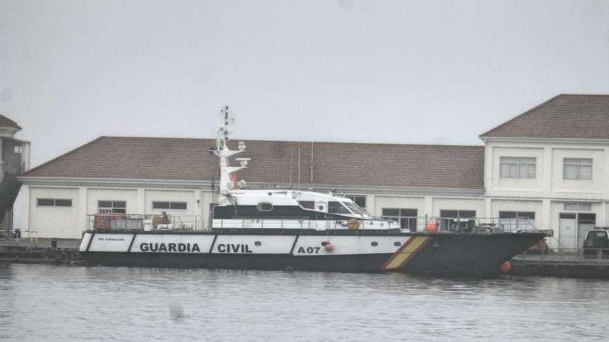 Patrullera de la Guardia Civil del Mar amarrada en la Escuela Naval Militar de Marín.  // Santos Álvarez