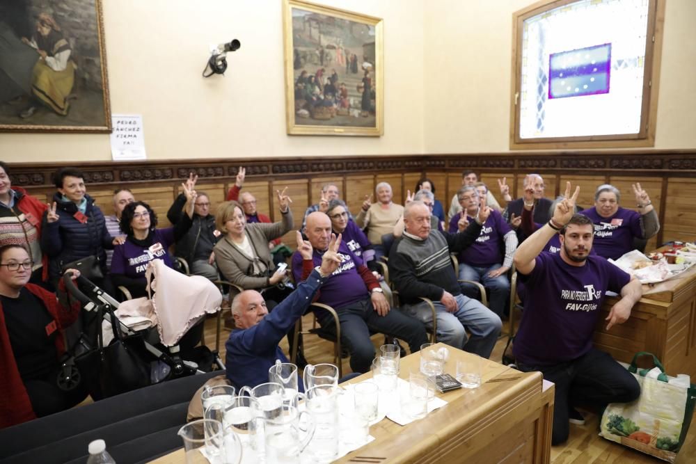 Salen los vecinos encerrados en el Ayuntamiento de Gijón por el plan de vías