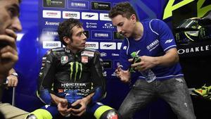 Valentino Rossi asiste, poco menos que atónito, a las explicaciones de diversas trayectorias que le cuenta Jorge Lorenzo en un descanso de los ensayos de ayer en Sepang.