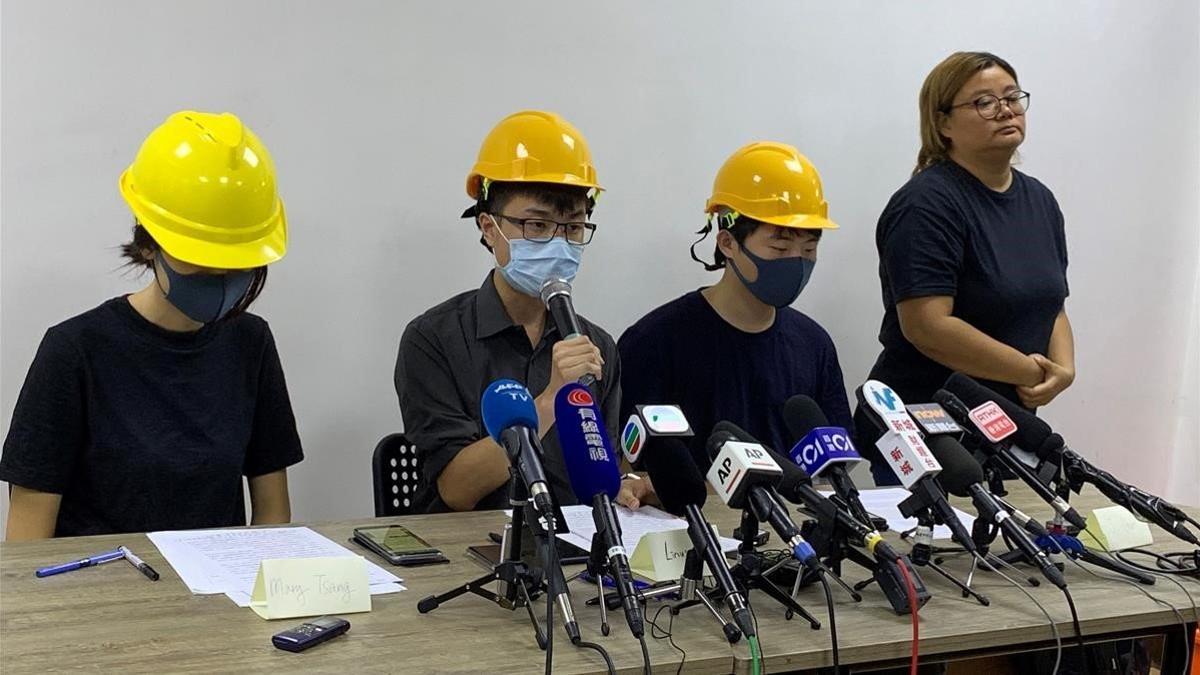 Rueda de prensa de los jóvenes organizadores de las manifestaciones, este martes en Hong Kong.