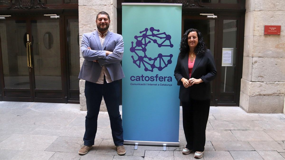 El director de la Catosfera, Joan Camp, amb la regidora de Llengua Catalana de Girona, Núria Riquelme, en la presentació de la 17a edició de la Catosfera