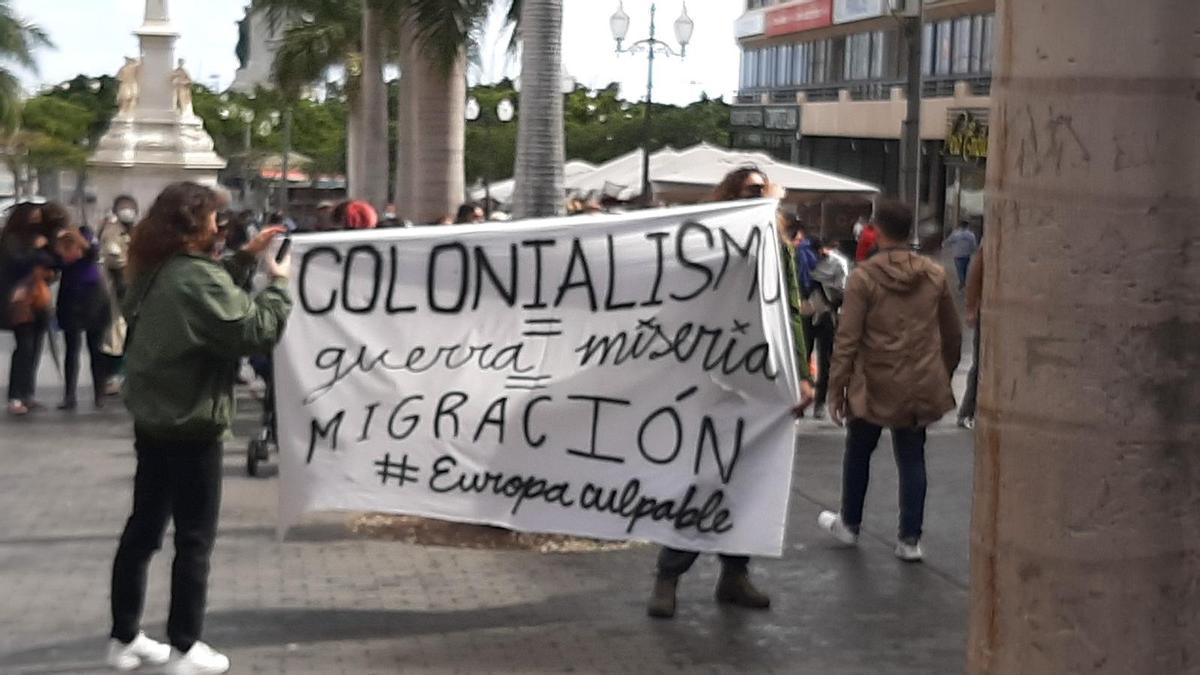 Un grupo de personas se manifiesta en solidaridad con los migrantes en Santa Cruz de Tenerife
