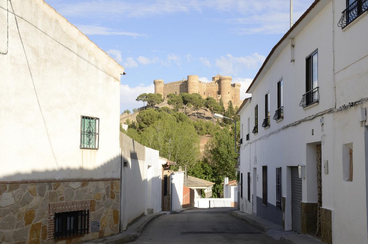 El castillo visto desde el pueblo.