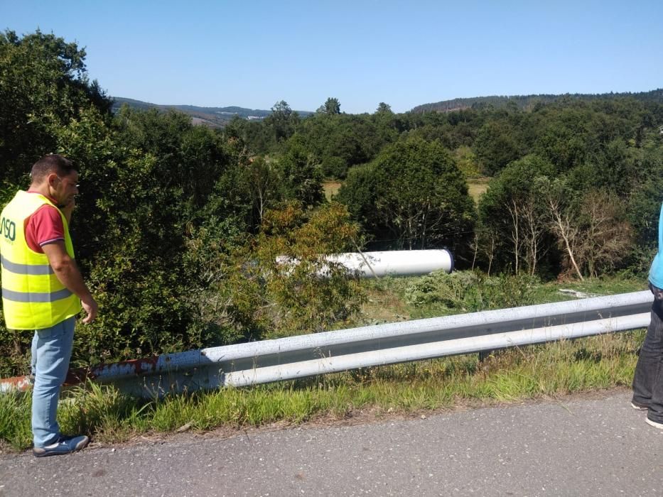 Sucesos en Pontevedra | Un camión pierde su carga y bloquea la N-541